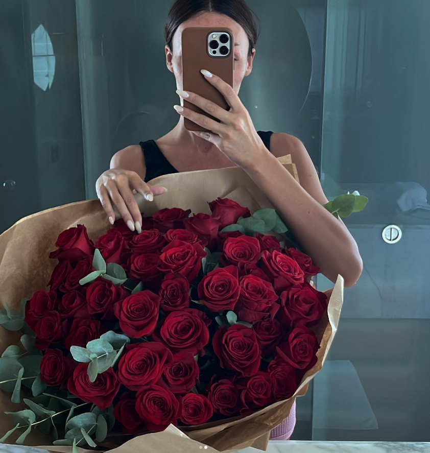 Нов мъж обсипа Моинка Валериева с червени рози