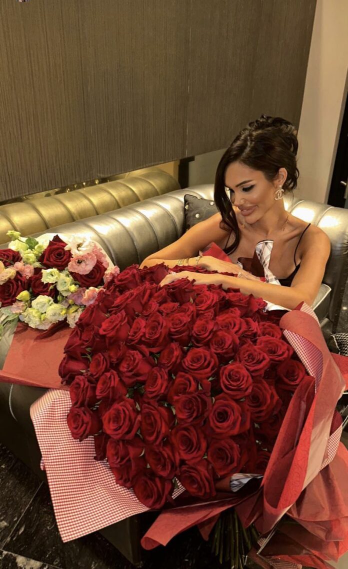 ЗА ЧРД: Фолкаджийката Палома получи 101 червени рози